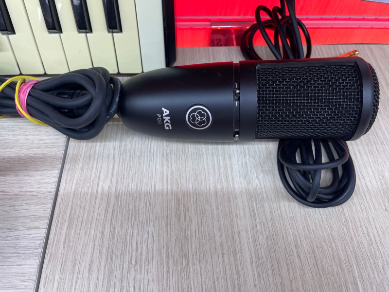 Микрофон  AKG P120